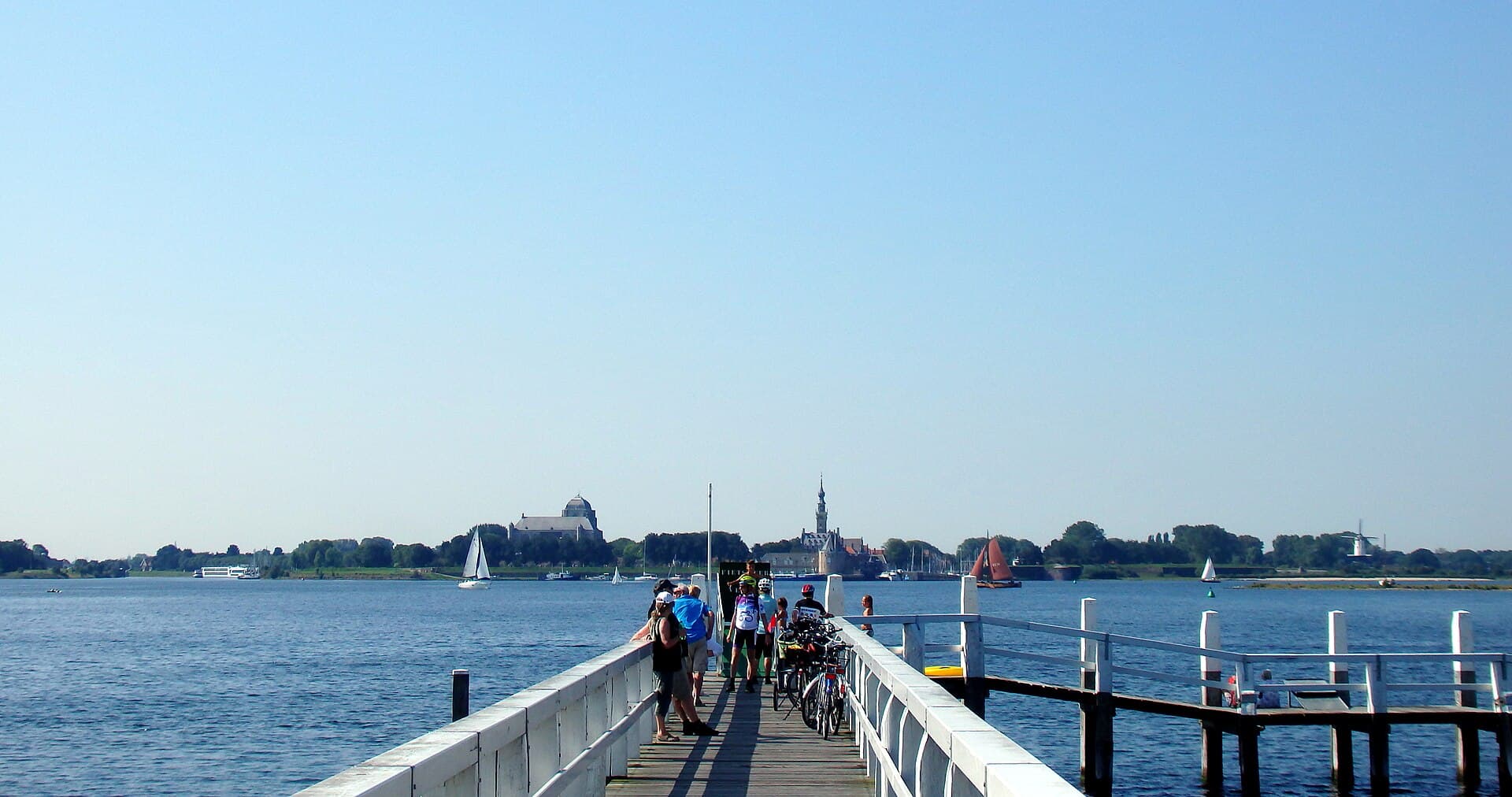 Veerse Meer - Steiger Kamperland met zicht op Veere (29446602405)